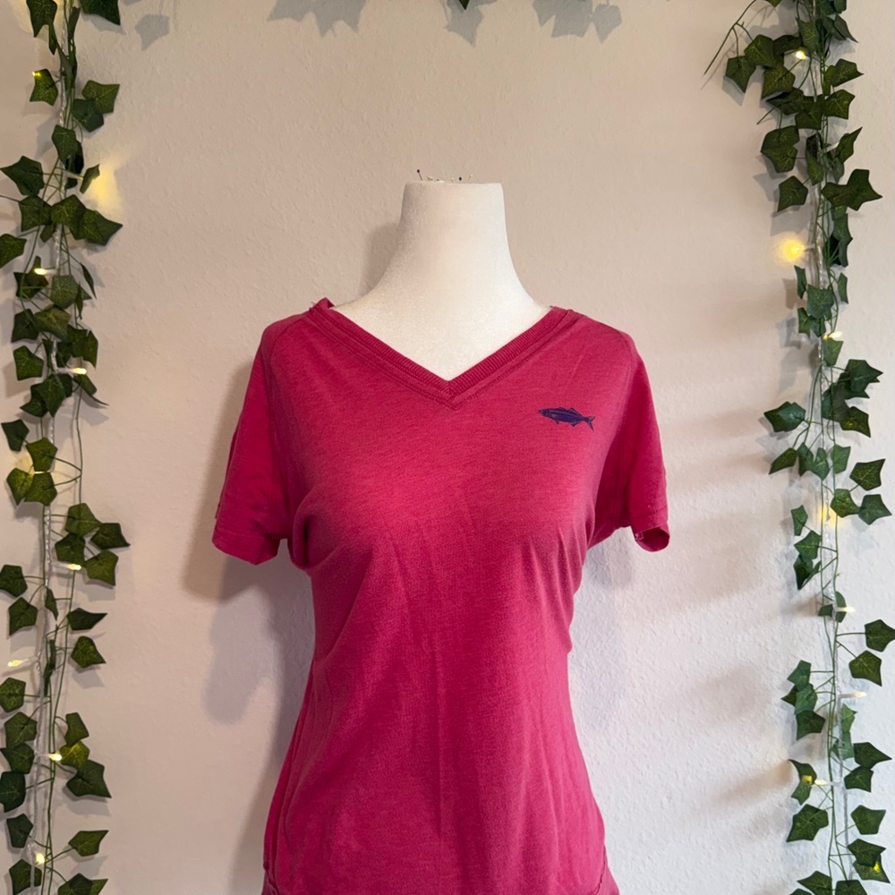 Menemsha Blues Martha’s Vineyard Tee | Coastal Preppy V-Neck | Tagged XL Fits M